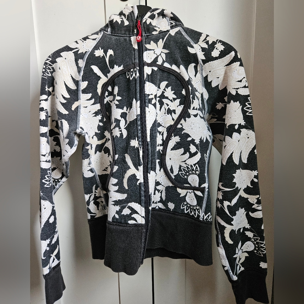 LULULEMON Black and White Floral Jacket